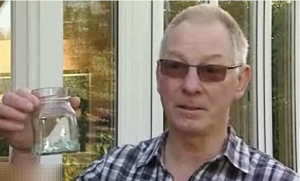 英国空中突降相同果冻一样平常的隐秘物质(图)